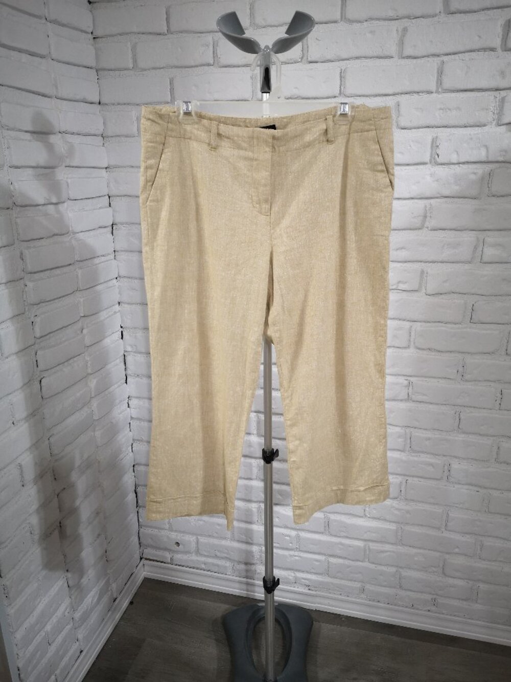 Suzy Shier Ladies Size 11/12 Tan Straight Legs Zipper & Button Capri Pants